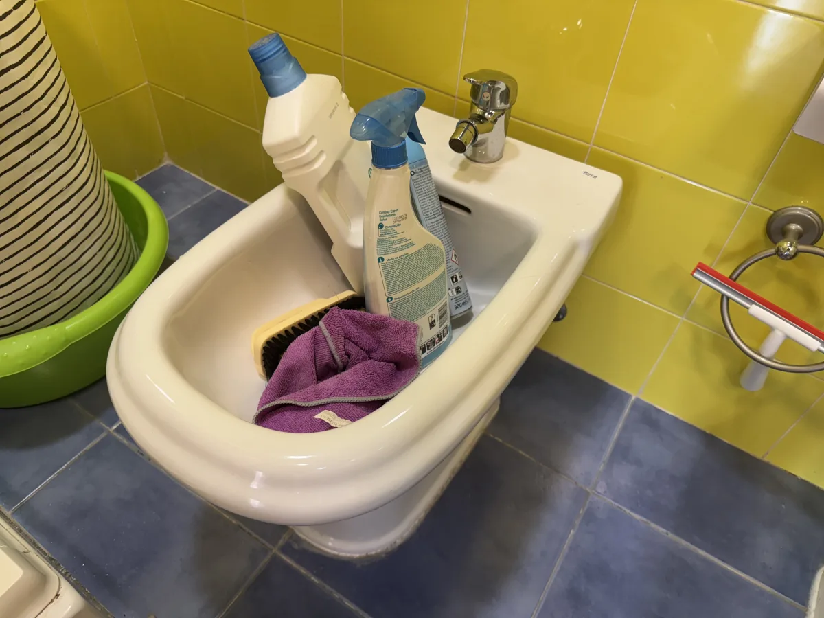 Bidé utilizado para guardar productos de limpieza y utensilios en lugar de para higiene