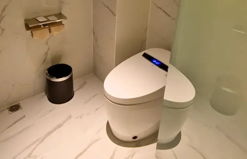 Inodoro inteligente Eisy instalado en habitación de hotel — experiencia premium para huéspedes