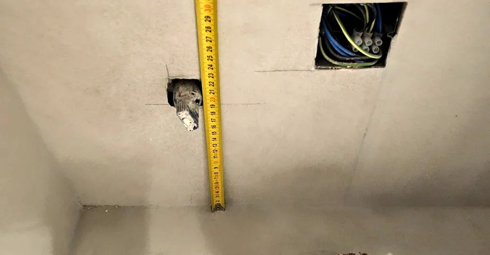 Preparación del punto eléctrico junto al inodoro antes de una instalación